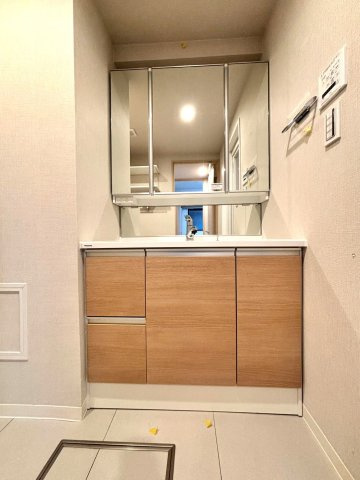藤和シティホームズ西小岩の独立洗面台|洗練されたデザインの洗面化粧台。収納も備え、毎日の身支度を快適に。