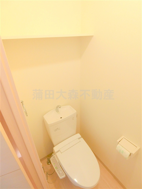 サンセール　クールのトイレ|棚と温水洗浄便座付きのトイレ