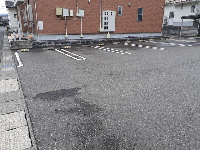 メゾン　ライフスの駐車場