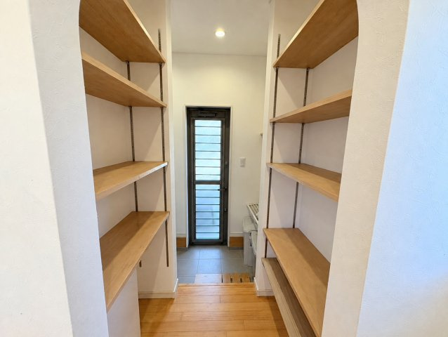 中古戸建　岐阜市尻毛2丁目　平成30年築の収納|パントリー　※AI加工により調度品を消除しています。
