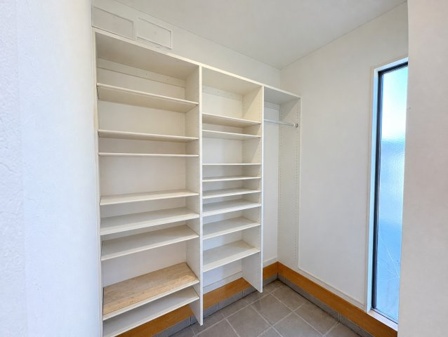 中古戸建　岐阜市尻毛2丁目　平成30年築の収納|玄関収納　※AI加工により調度品を消除しています。