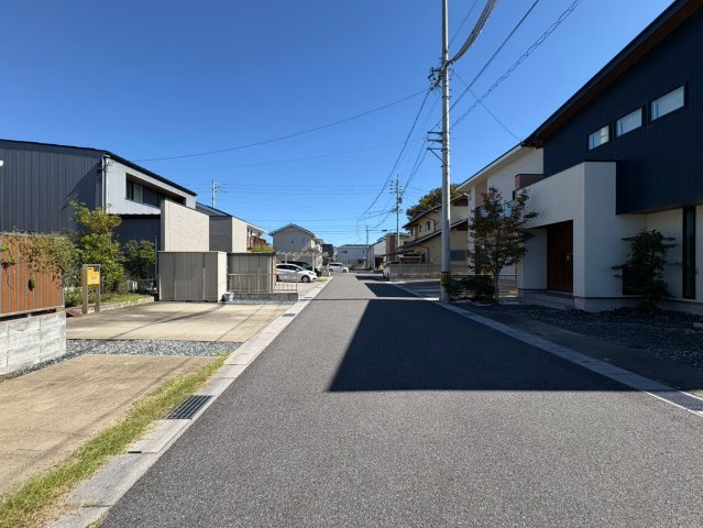 中古戸建　岐阜市尻毛2丁目　平成30年築の前面道路含む現地写真