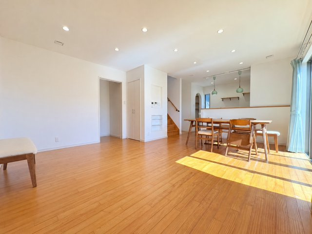 中古戸建　岐阜市尻毛2丁目　平成30年築の居間・リビング|※AI加工により調度品を消除しています。