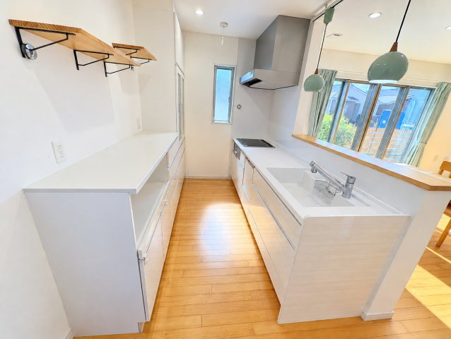 中古戸建　岐阜市尻毛2丁目　平成30年築のキッチン|※AI加工により調度品を消除しています。