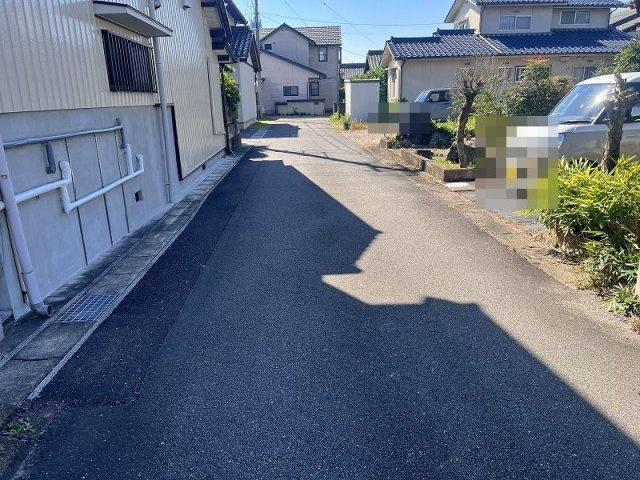 各務原市那加浜見町１丁目の前面道路含む現地写真