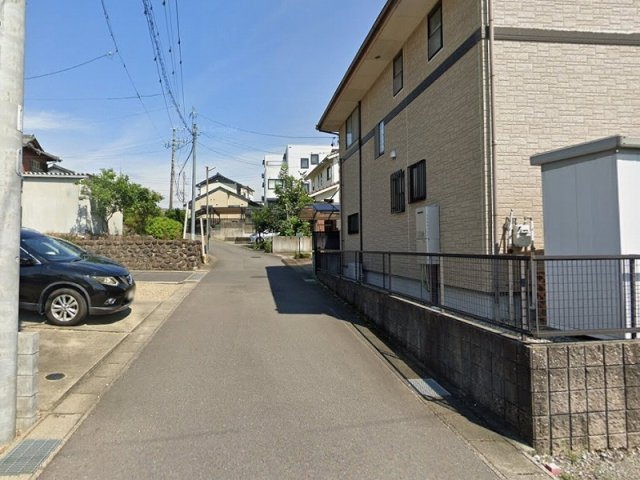 各務原市那加浜見町１丁目の前面道路含む現地写真