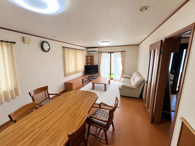各務原市那加浜見町１丁目の居間・リビング|AIにより物を消した写真