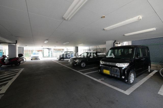 富士栄町マンションの駐車場