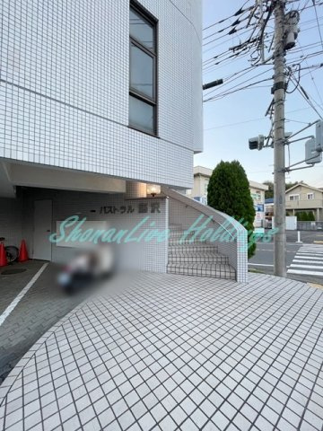 藤沢市藤が岡２丁目の賃貸マンションのエントランス