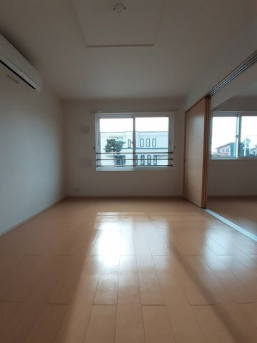 グレイスフル・サンⅡの居間・リビング|こちらの居間で趣味の時間をお楽しみください