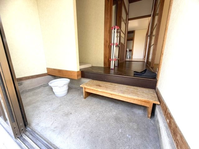 佐紀町吉崎貸家の玄関