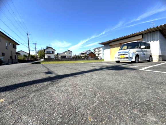 佐紀町吉崎貸家の駐車場