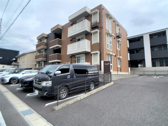 ブリーゼⅢの駐車場