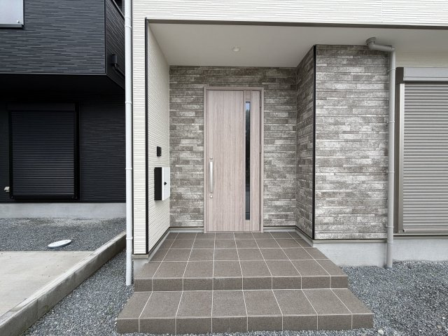 玉手　新築一戸建てのエントランス