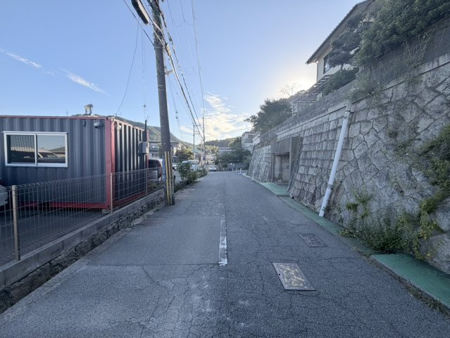 神戸市長田区鹿松町一丁目の前面道路含む現地写真