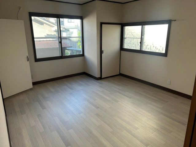 新田3丁目貸家の洋室