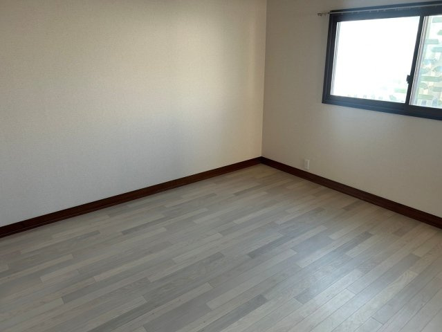 新田3丁目貸家の洋室