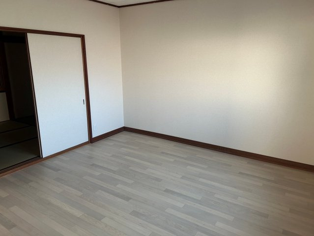 新田3丁目貸家の洋室