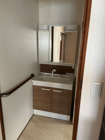 新田3丁目貸家の独立洗面台