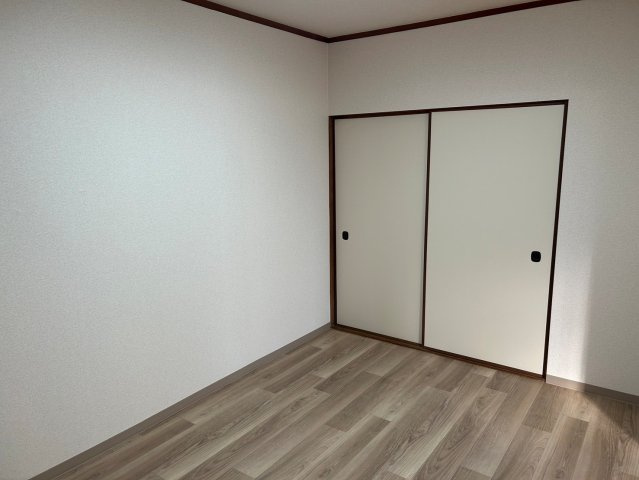 新田3丁目貸家の洋室