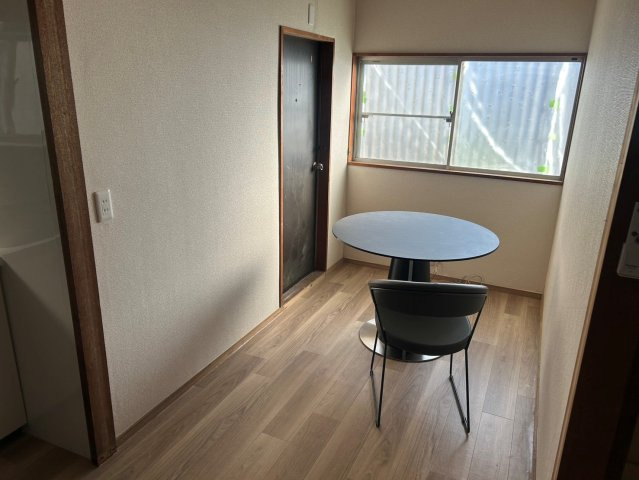 新田3丁目貸家の洋室