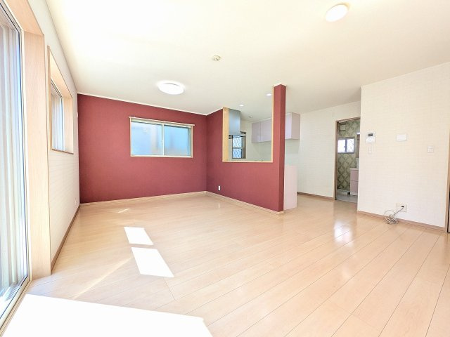 八王子市　長房町　中古戸建ての居間・リビング|～17.0帖の明るいLDKで、家族団欒の時間をお過ごしいただけます～