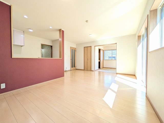 八王子市　長房町　中古戸建ての内装|～17.0帖の明るいLDKで、家族団欒の時間をお過ごしいただけます～