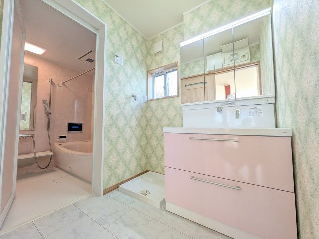 八王子市　長房町　中古戸建ての脱衣所|～窓付きで明るい洗面所　換気もしやすいです～