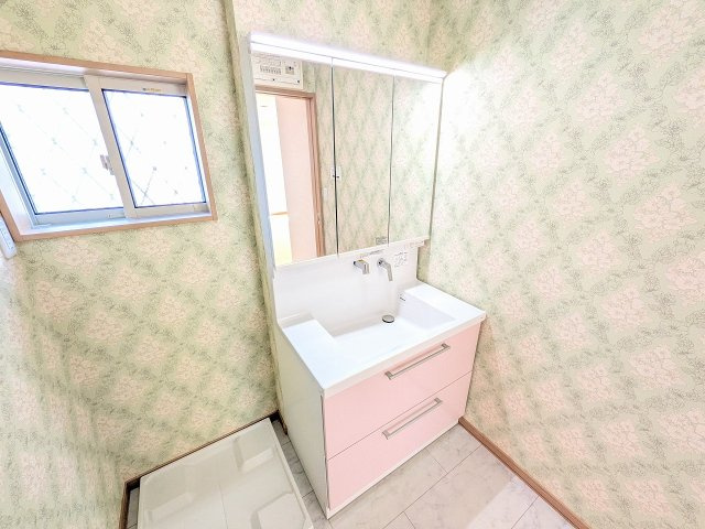 八王子市　長房町　中古戸建ての独立洗面台|～３面鏡付きの独立洗面台　細々している物をスッキリ収納出来ます～