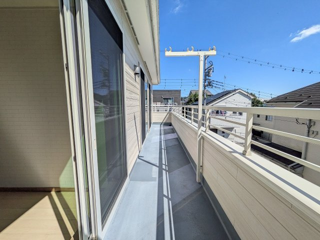 八王子市　長房町　中古戸建てのバルコニー|～3部屋から出入り可能なバルコニー　陽当たり良好、洗濯物がよく乾きそうです～