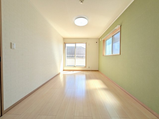 八王子市　長房町　中古戸建ての寝室|～2階7.5帖の主寝室　ベッドなど大型家具のレイアウトもしやすい広さです～