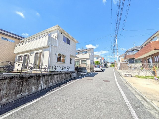 八王子市　長房町　中古戸建ての前面道路含む現地写真|～北東側6ｍ道路に面しています～
