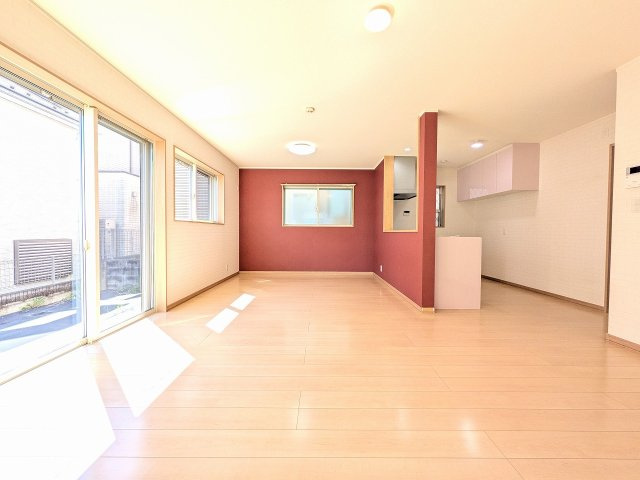 八王子市　長房町　中古戸建ての居間・リビング|～17.0帖の明るいLDKで、家族団欒の時間をお過ごしいただけます～