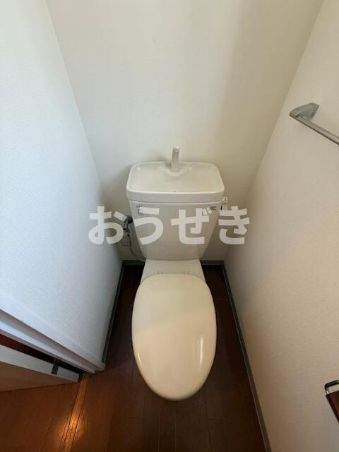 エストコートのトイレ|同建物別部屋の写真となります。