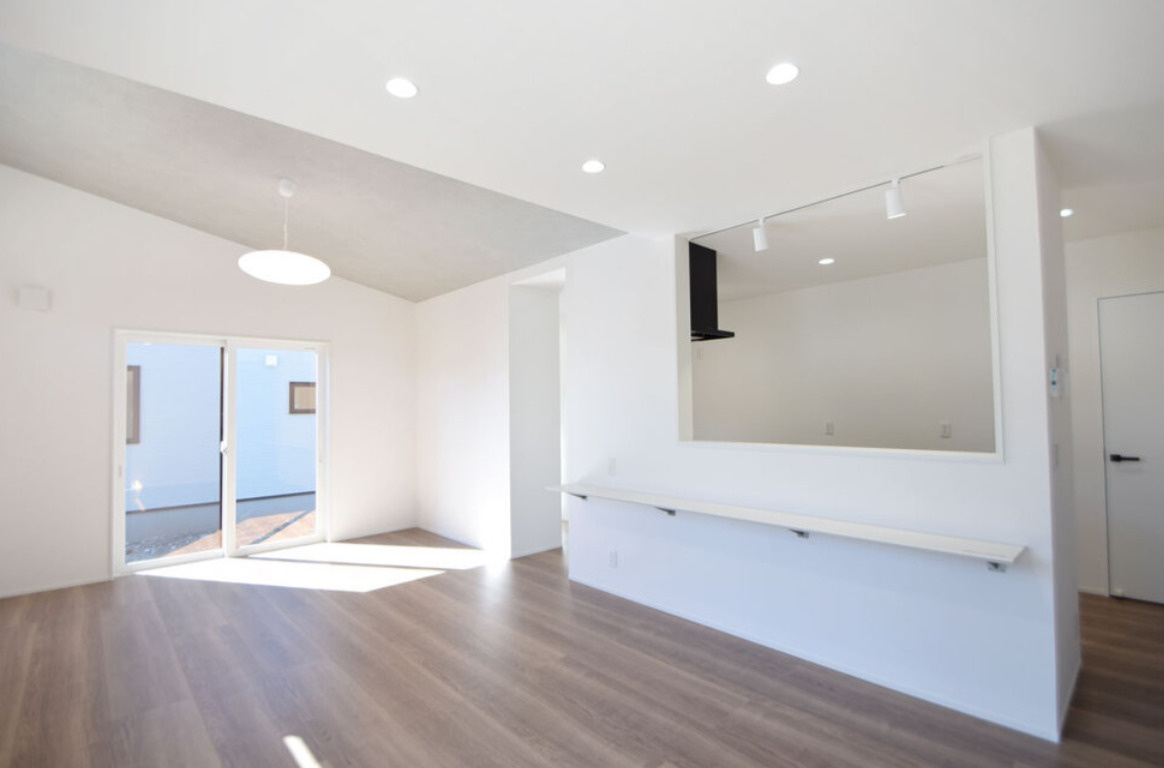 安曇野市豊科高家　新築戸建の居間・リビング|朝食はカウンターでパパッと！キッチン直結で配膳の手間ゼロ。