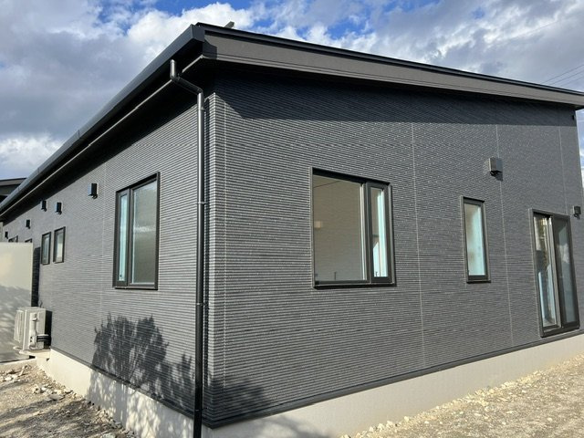 安曇野市豊科高家　新築戸建の外観|梓川スマートICへ約1.5kmと車移動も快適！通勤・買物に便利な立地。