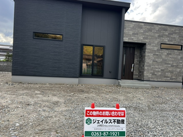 安曇野市豊科高家　新築戸建の外観|クールな印象を放つ洗練の外観。大人な落ち着きを感じる物件です。