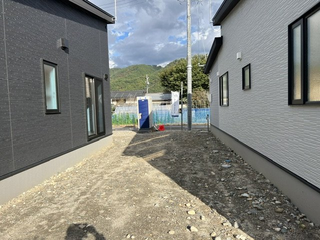 安曇野市豊科高家　新築戸建の庭|趣味の園芸も思いのまま！広々としたお庭で四季折々の自然を。