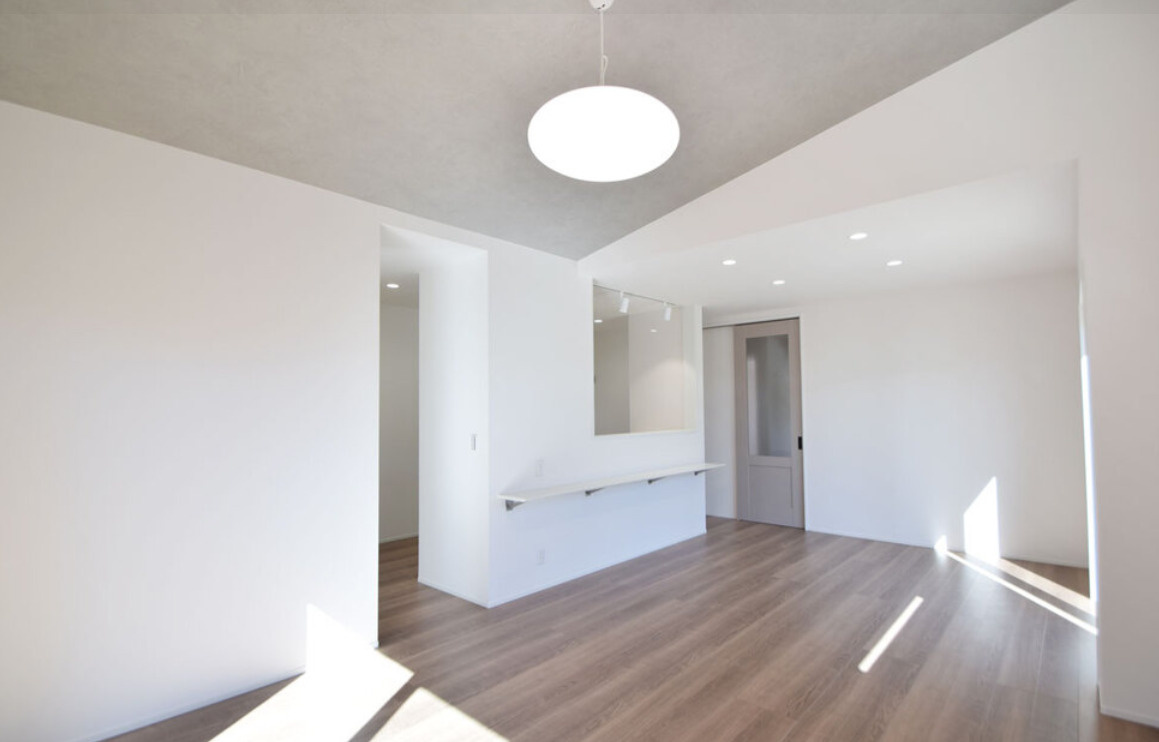 安曇野市豊科高家　新築戸建の居間・リビング|勾配天井を活かした大空間！平屋ならではの贅沢なリビングです。