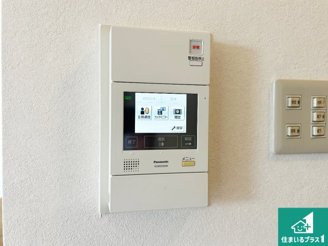 武庫之荘ガーデンハウスの防犯設備|カラーモニターインターホン！声だけでなく来訪者の姿や顔がモニターで確認できるので、小さなお子様がいらっしゃるご家庭でも安心できます！