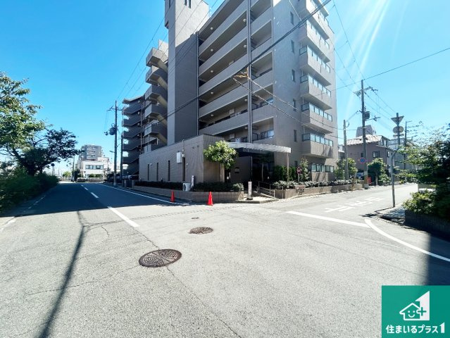 武庫之荘ガーデンハウスの外観|周辺は閑静な住宅街！前面道路広々で車の出し入れも便利です。駐車が苦手な方でも安心して車庫入れできます！