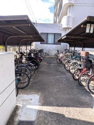 【駐輪場】 | エーデルホルツ弐四 | ■敷地内には駐輪場とバイク置き場があります。