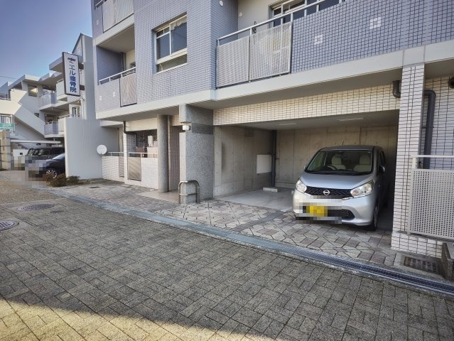 ラポールヨシキの駐車場