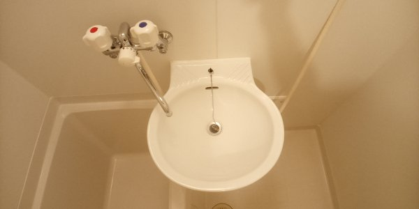 レオパレス裕也の洗面所|共用部分は清掃業者が清掃しています。