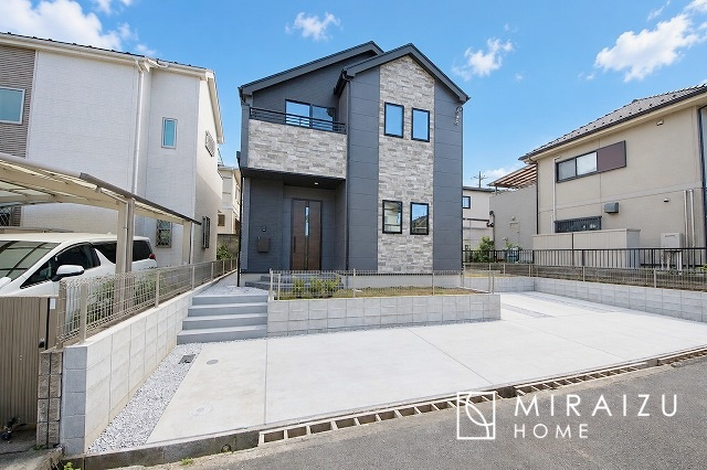 【外観】 | 青く澄み渡った綺麗な空と、陽の光をたっぷりと受ける、そんな新築住宅で新生活をスタートしてみませんか？見学・ご相談等、ミライズホーム(株)までお気軽にご連絡下さい。