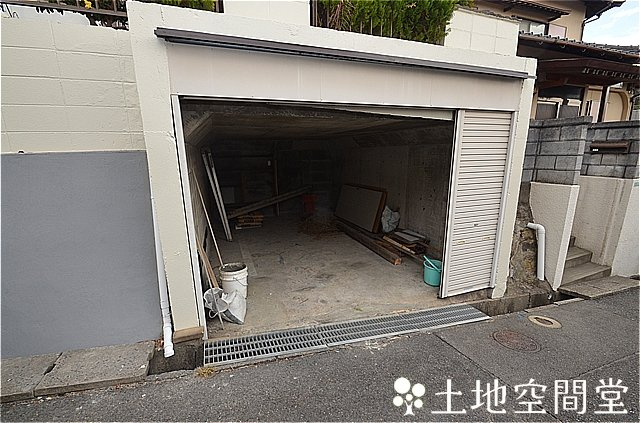 永犬丸南町５丁目　離れ付き平屋の駐車場