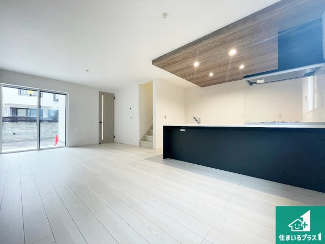 ■尼崎市富松町　第2期　新築一戸建ての居間・リビング|日当たり良好の明るいリビングで朝の目覚めもスッキリできそう！対面キッチンでご家族のコミュニケーションも自然と増える設計！小さなお子様が遊ぶスペースを作っても広々とくつろげるLDK！