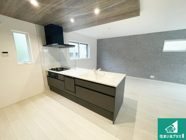 ■尼崎市富松町　第2期　新築一戸建てのキッチン|リビングと統一感があり、使い勝手のいいキッチン。広々としているので、二人並んで作業が出来ちゃいます。お子様と一緒に色々なお料理に挑戦できるスペースがあります。