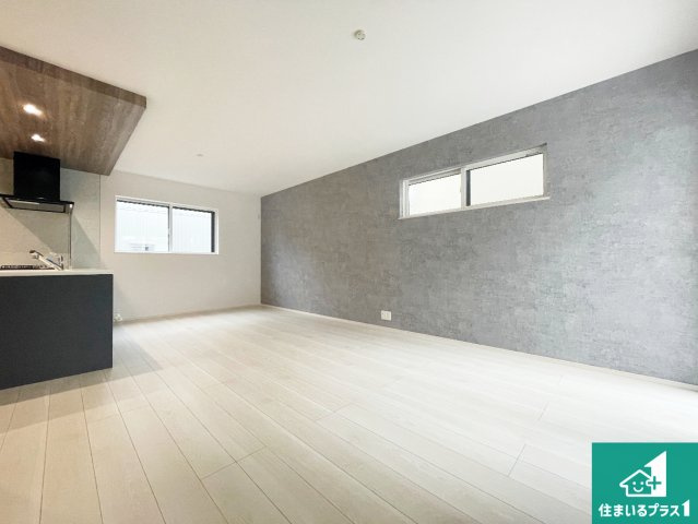 ■尼崎市富松町　第2期　新築一戸建ての居間・リビング|明るいリビングで朝の目覚めもスッキリできそう！対面キッチンでご家族のコミュニケーションも自然と増える設計！小さなお子様が遊ぶスペースを作っても広々とくつろげるLDK！