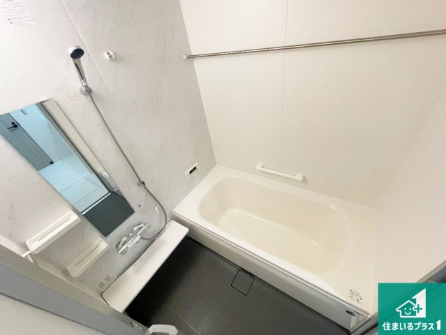 ■尼崎市富松町　第2期　新築一戸建ての浴室|ゆったりと足を伸ばせる浴室は一日の疲れを癒してくれる大切な空間です。浴室乾燥機も設置しているので、雨の日の洗濯物も安心です♪